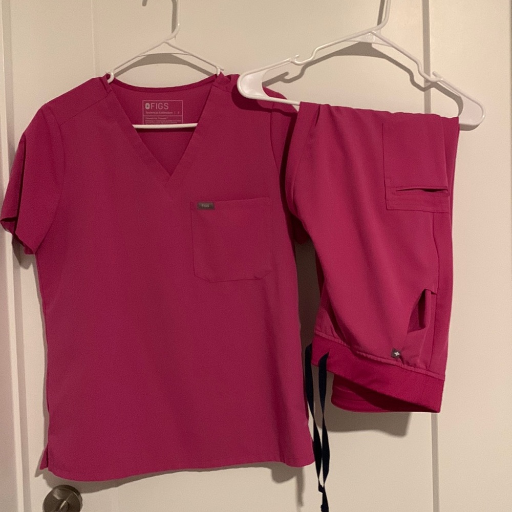 Figs electric orchid scrub top